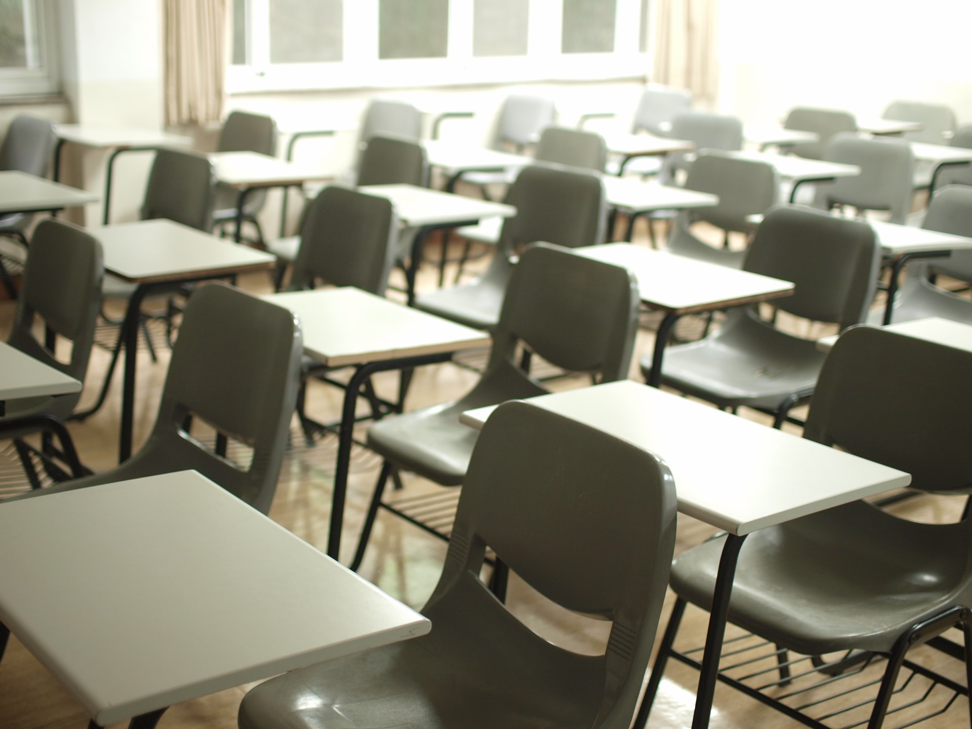mesas y sillas vacías en un aula