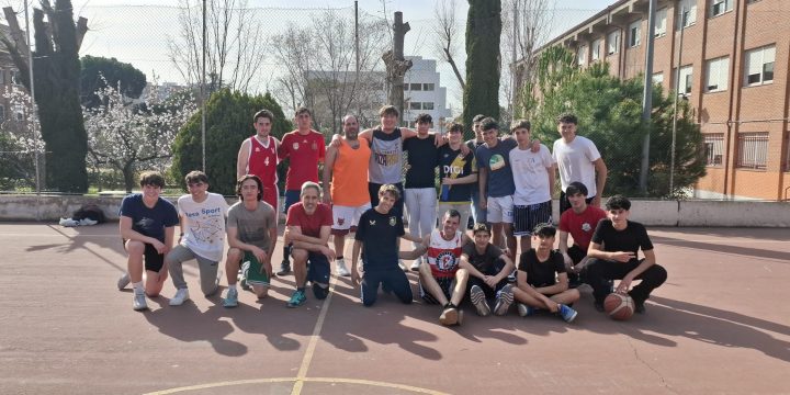 Partido de baloncesto alumnos contra profesores