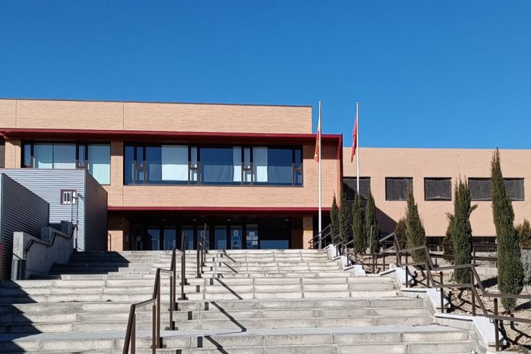 Anuncio para la cobertura de puesto vacante en la Dirección del centro educativo