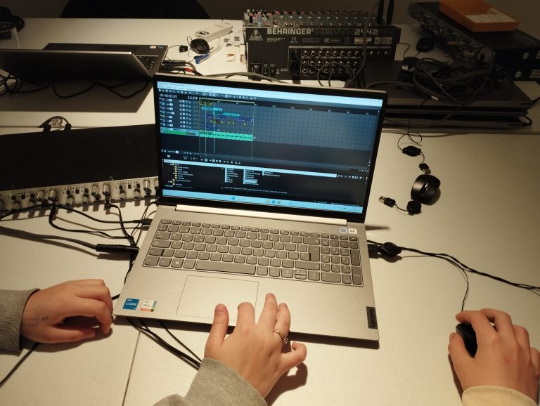 Viajes musicales: Del taller de producción musical digital al salón de una mecenas del siglo XVIII