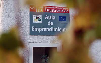 Cartel sobre fachada indicando Aula de Emprendimiento