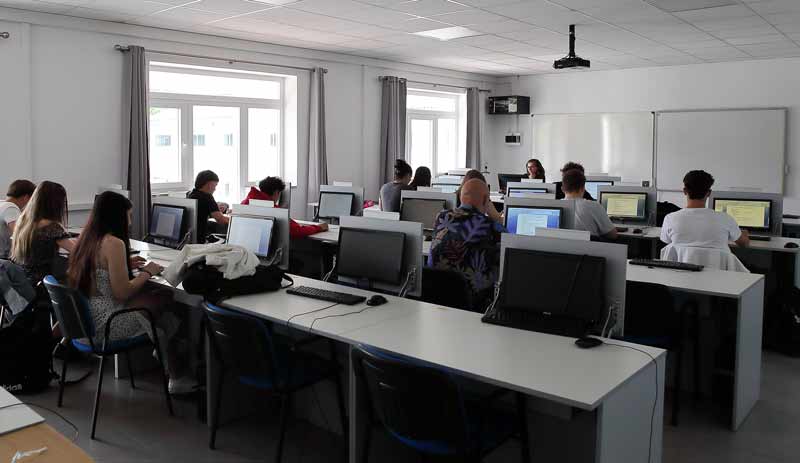 Alumnos con ordenadores en un aula