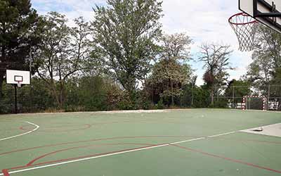 Cancha de baloncesto al aire libre