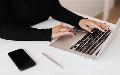 manos de chica sobre un portatil