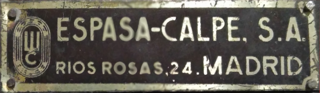 Chapa de metal, fondo negro, letras doradas.: "Espasa Calpe S.A.  Rios Rosas 24. Madrid."